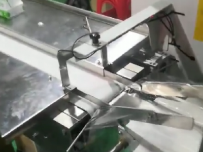 全自動包裝機包裝護目鏡作業(yè)現(xiàn)場